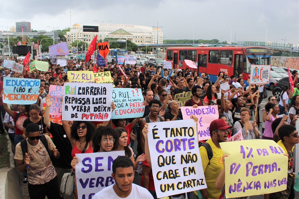 Cartazes denunciaram a situação das Universidades Estaduais. Fotos: Ascom Fórum das ADs